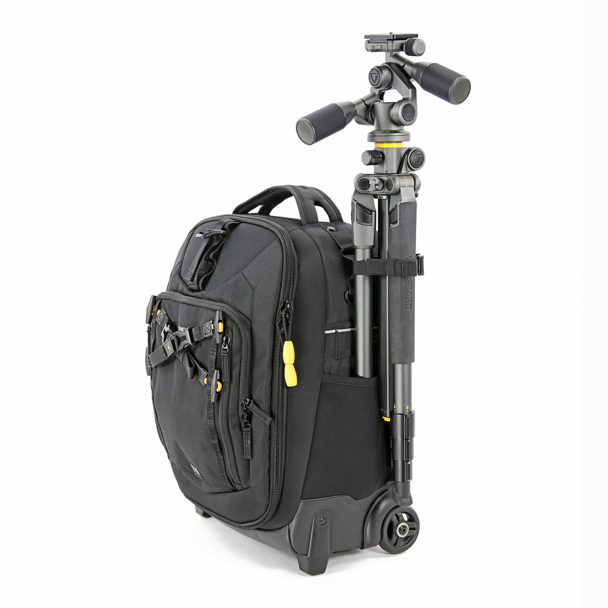 Ein schwarzer Rollrucksack mit Stativ, gelben Akzenten, weißer Hintergrund.