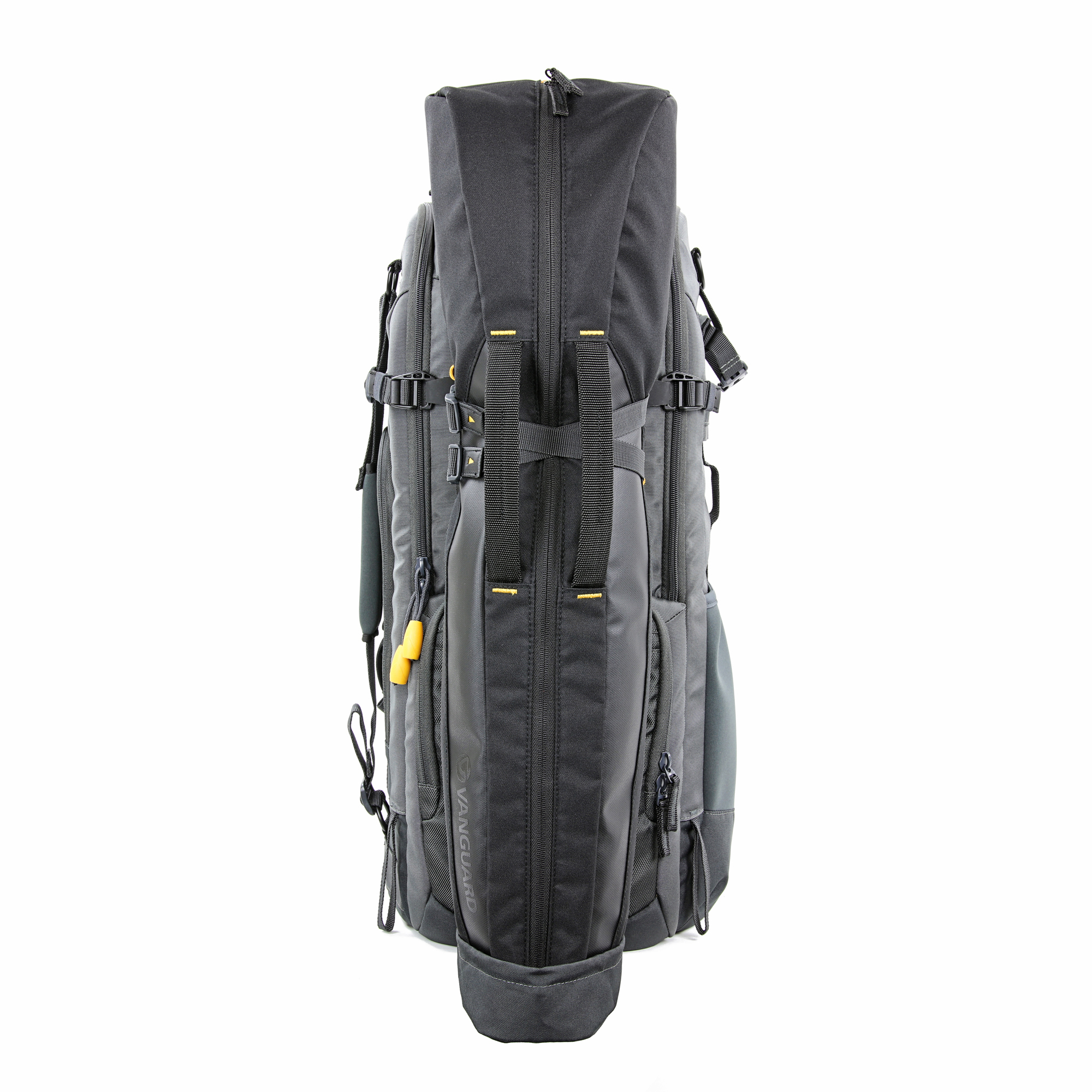 Schwarze Reisetasche, hoch und aufrecht mit einem Reißverschluss-Hauptfach, vor weißem Hintergrund.