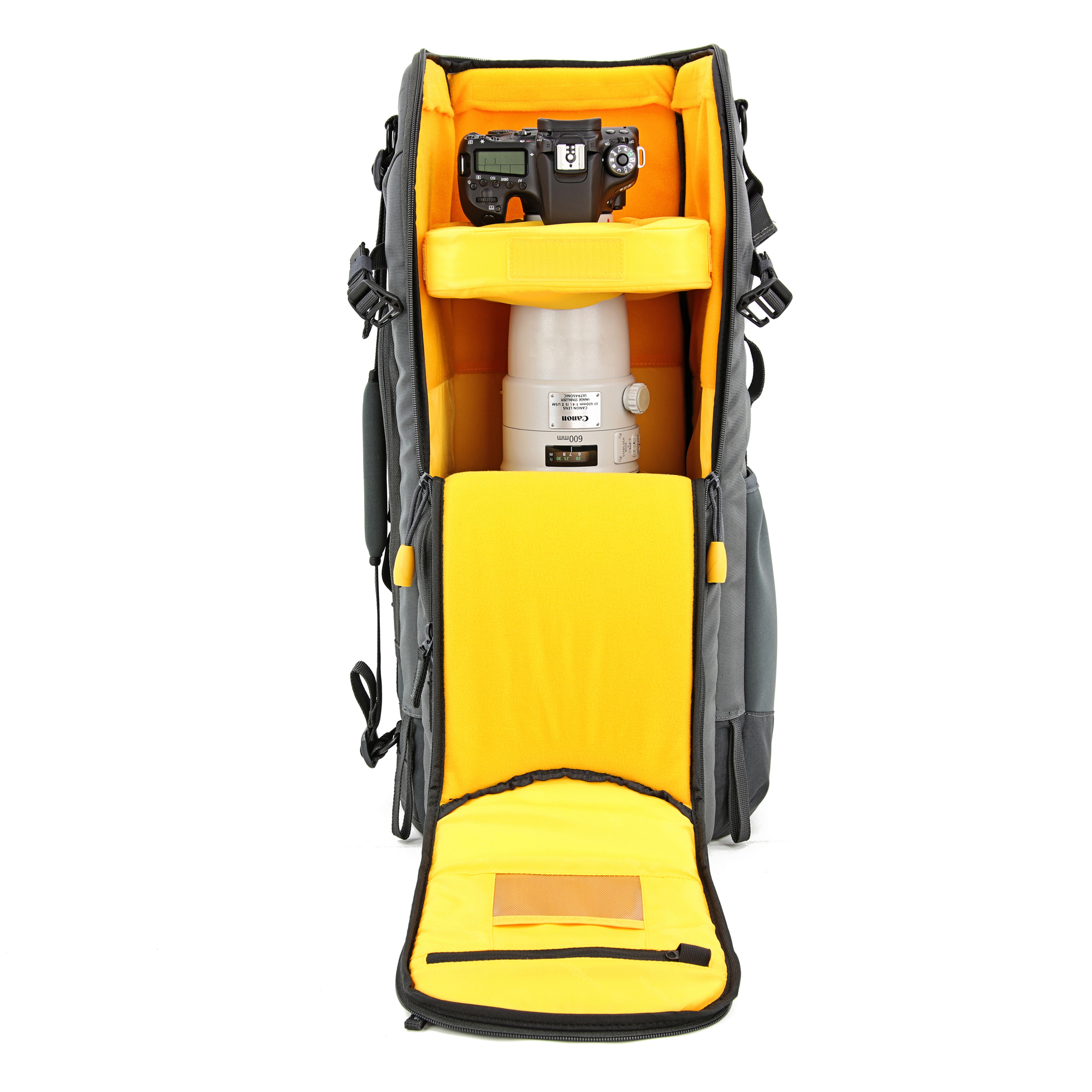 Grauer Kamera-Rucksack mit gelbem Innenraum, Kamera und Objektiv haltend.