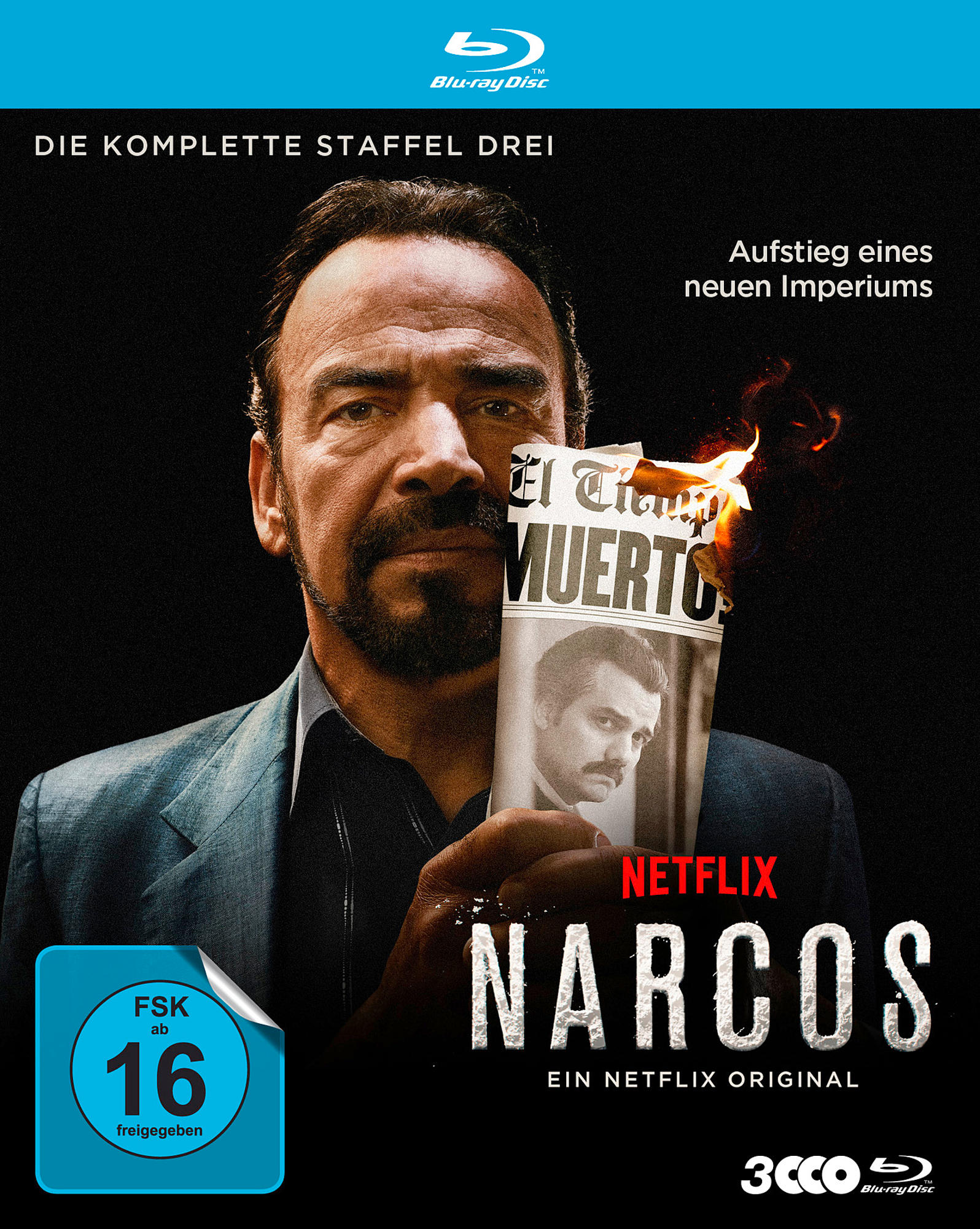 Narcos Blu-Ray-Cover. Ein Mann hält eine brennende Zeitung mit einem Foto, der Titel steht unten, Netflix-Logo.