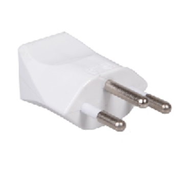 Weißer Zweipol-Steckeradapter.