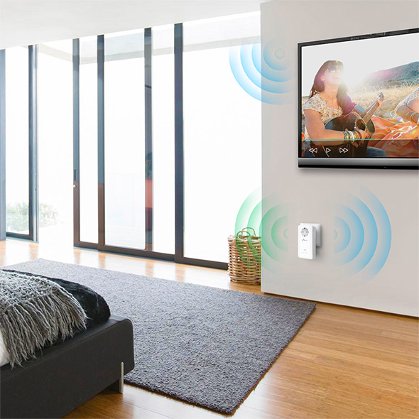 Wohnzimmer mit TV an der Wand, drahtlosem Gerät und Teppich.