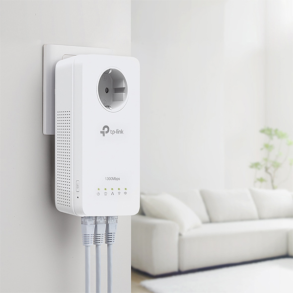 Weißer TP-Link Powerline-Adapter in einer Steckdose. Drei Netzwerkkabel sind angeschlossen.