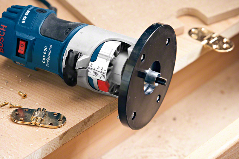 Bosch GKF 600 Professional maró fa felületen, a közelben szerszámokkal.