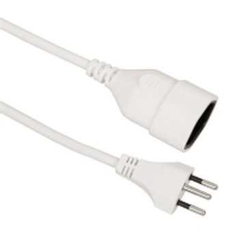 Weißes Netzkabel mit Stecker und Steckdose auf weißem Hintergrund.