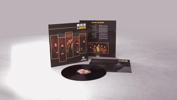 Album-Set mit Vorder- und Rückseite sowie einer Vinyl-Schallplatte auf weißer Oberfläche.