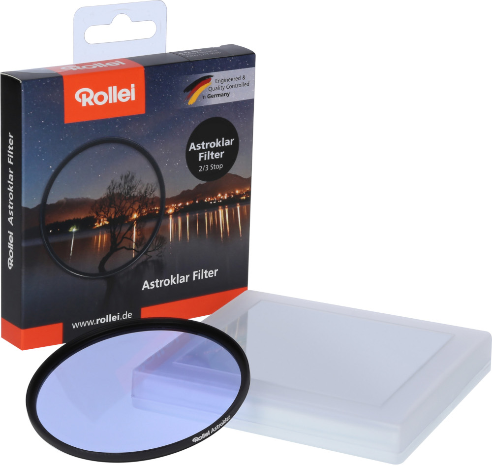 Un filtre Rollei Astroklar dans sa boîte et un filtre séparé avec une teinte bleue et un étui en plastique blanc.