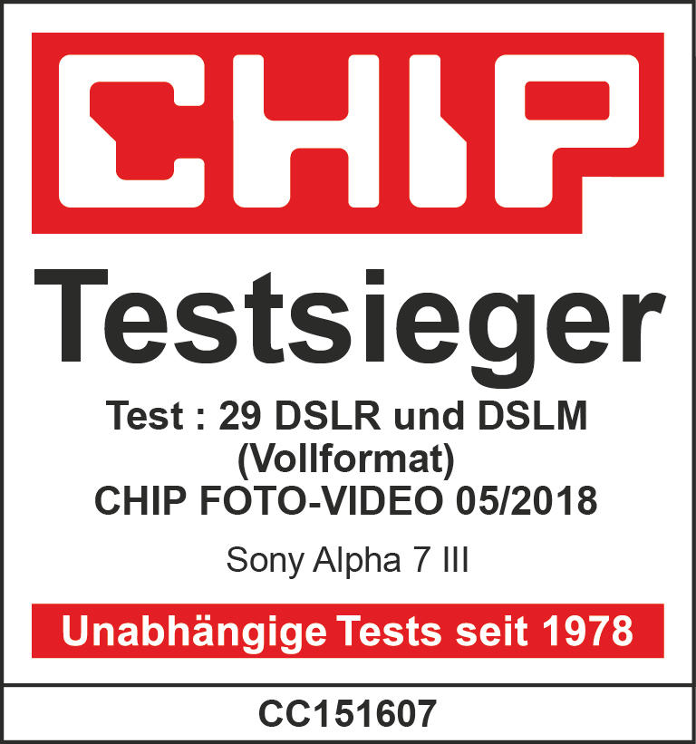 Rotes Logo mit 'CHIP Testsieger'. Text darunter beschreibt einen Kameratest und Sony Alpha 7 III.