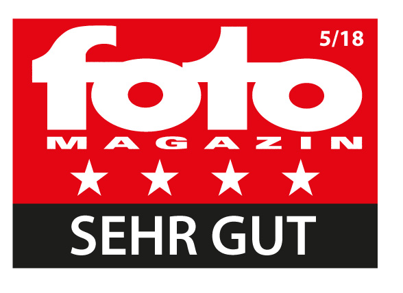 Rotes, weißes und schwarzes Logo. Es steht 'foto MAGAZIN' mit Sternen und 'SEHR GUT'.