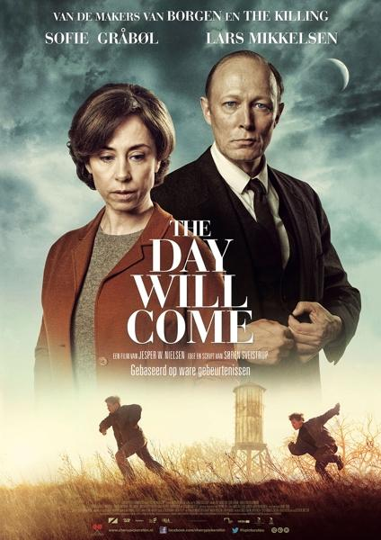 Affiche de film avec deux personnes devant un champ. Le titre est "THE DAY WILL COME".