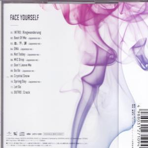 CD-hoes: 'FACE YOURSELF' en tracklist. Paarse en roze rokerige achtergrond. Witte tekst.