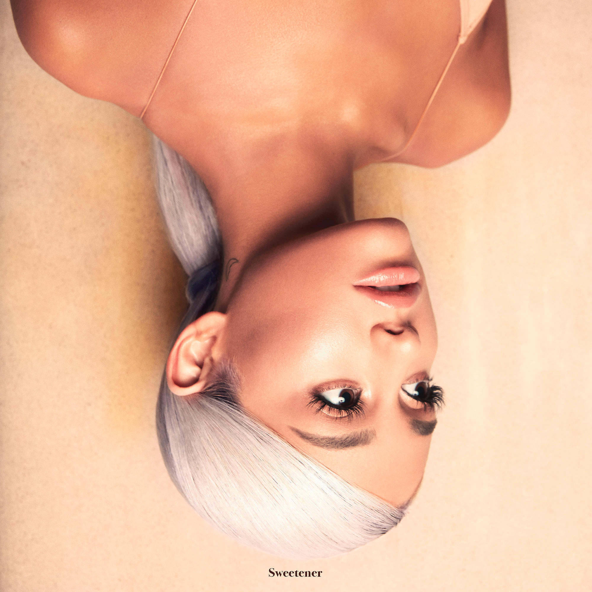 Albumhoes: Ariana Grande, close-up gezicht, zilver haar, gekanteld.