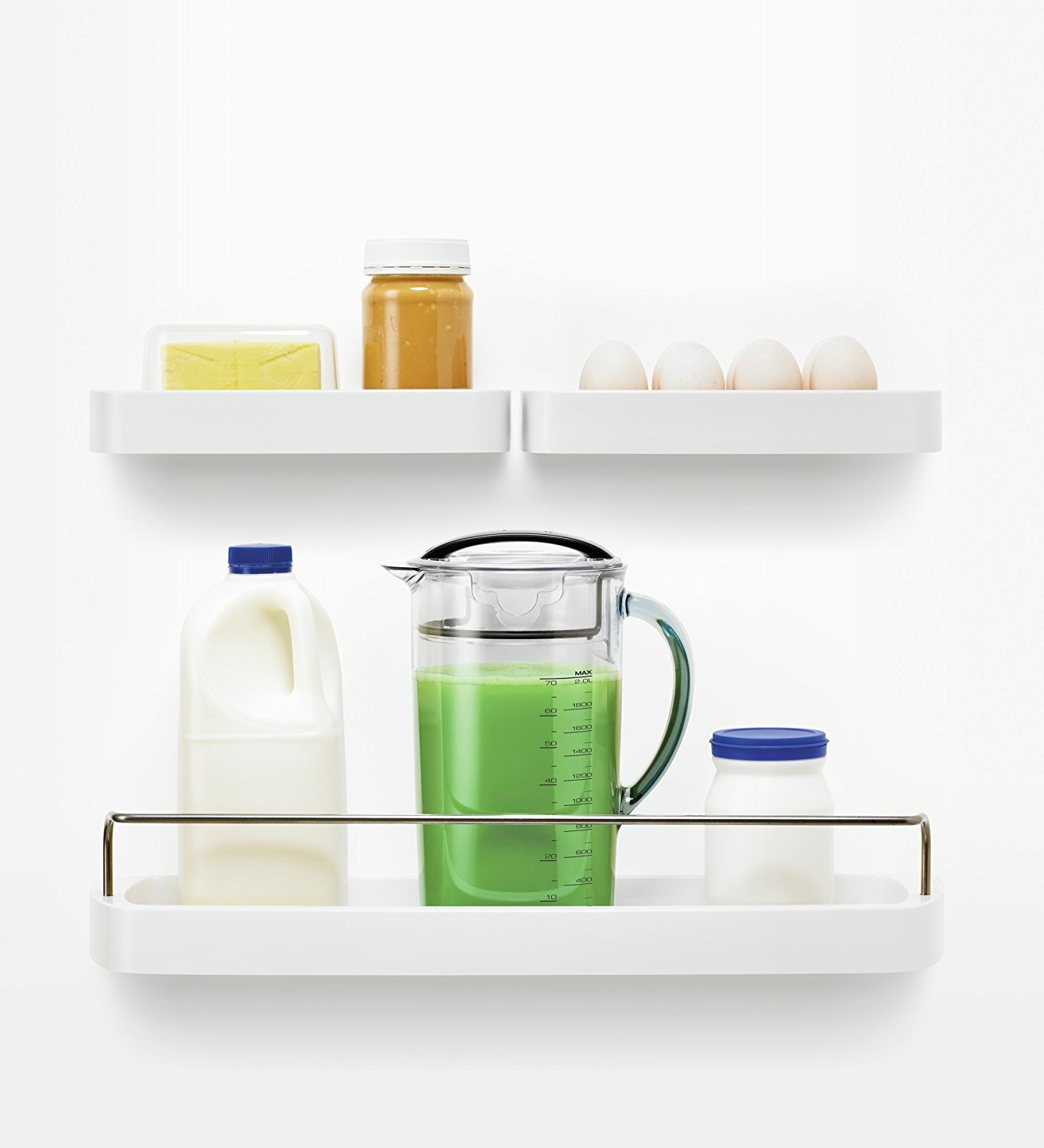 Weiße Regale mit Lebensmitteln: Butter, Marmelade, Eier, Milch, Saft, Glas.