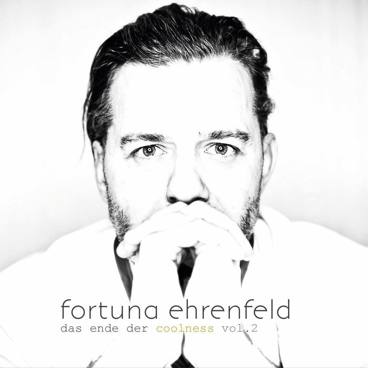 Albumcover: Ein Schwarz-Weiß-Porträt eines Mannes mit unter dem Kinn gefalteten Händen. Titel: Fortuna Ehrenfeld.