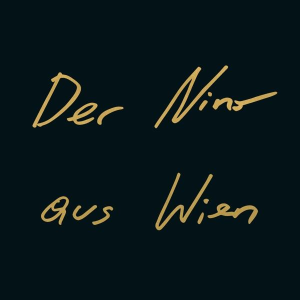 Goldener handgeschriebener Text 'Der Nino aus Wien' auf dunkelblaugrünem Hintergrund. Einfach und elegant, mit moderner Schrift.
