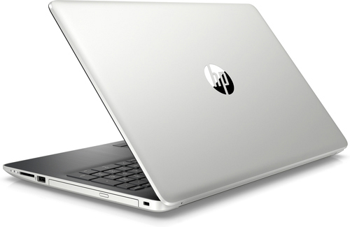 Silberner Laptop, Rückansicht, mit HP-Logo. Laptop leicht geöffnet, auf weißer Oberfläche.