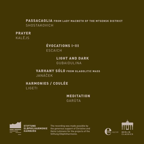 Textlayout mit Songtiteln und Credits. Der Text befindet sich auf dunklem Hintergrund.