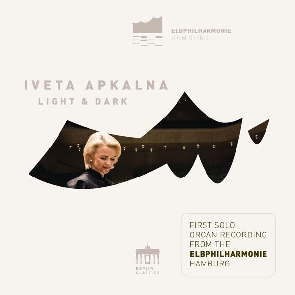 Iveta Apkalna Albumcover. Bild einer Frau vor einer Bühne. Text: Elbphilharmonie.