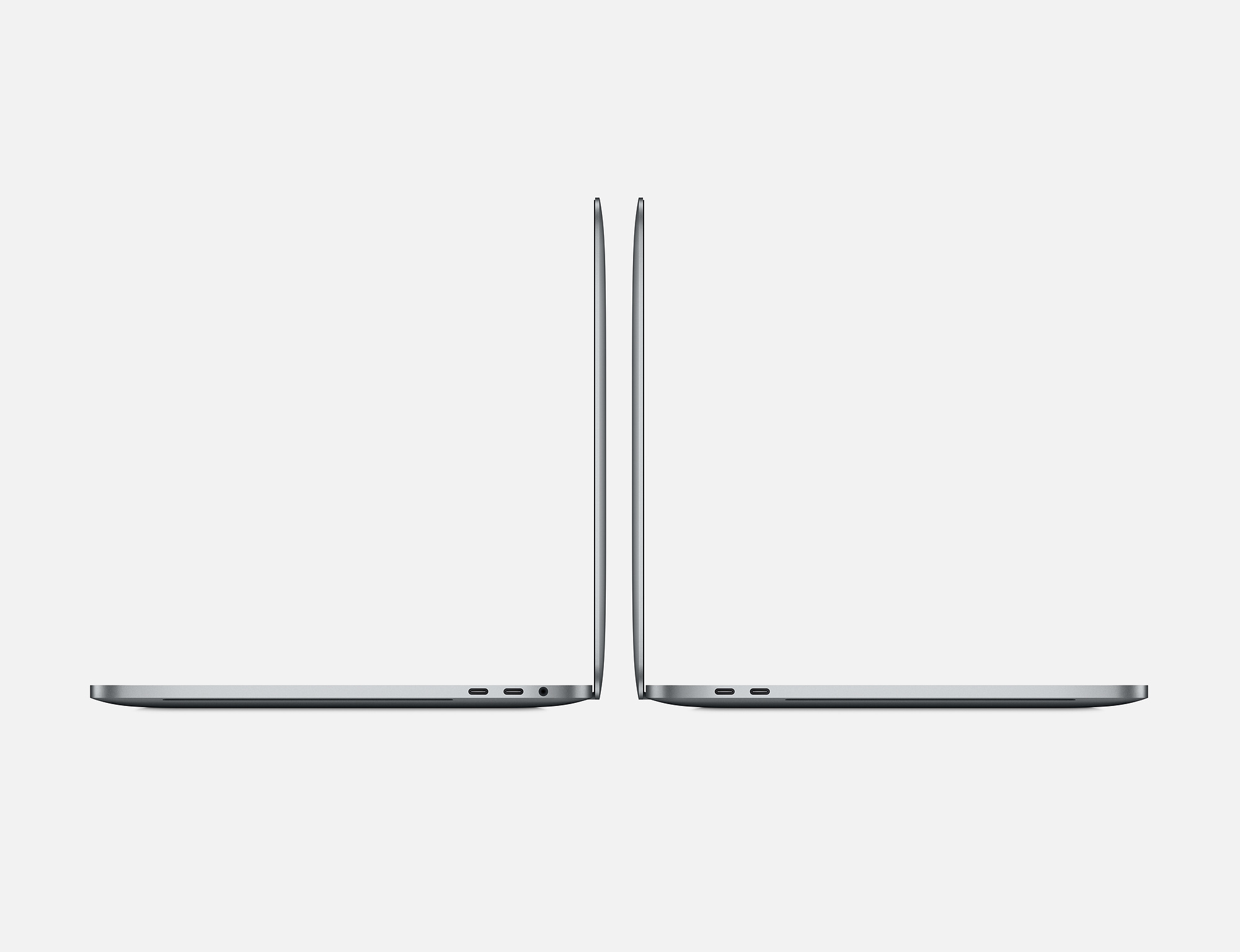 Zwei silberne Laptops nebeneinander. Beide sind geschlossen. Weißer Hintergrund.