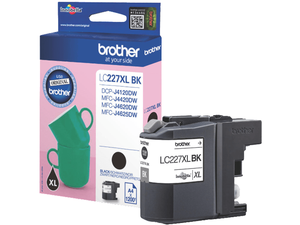 Een Brother LC227XL BK inktcartridge en de doos. De doos is blauw en wit met tekst. Twee gestapelde groene mokken staan op de doos.