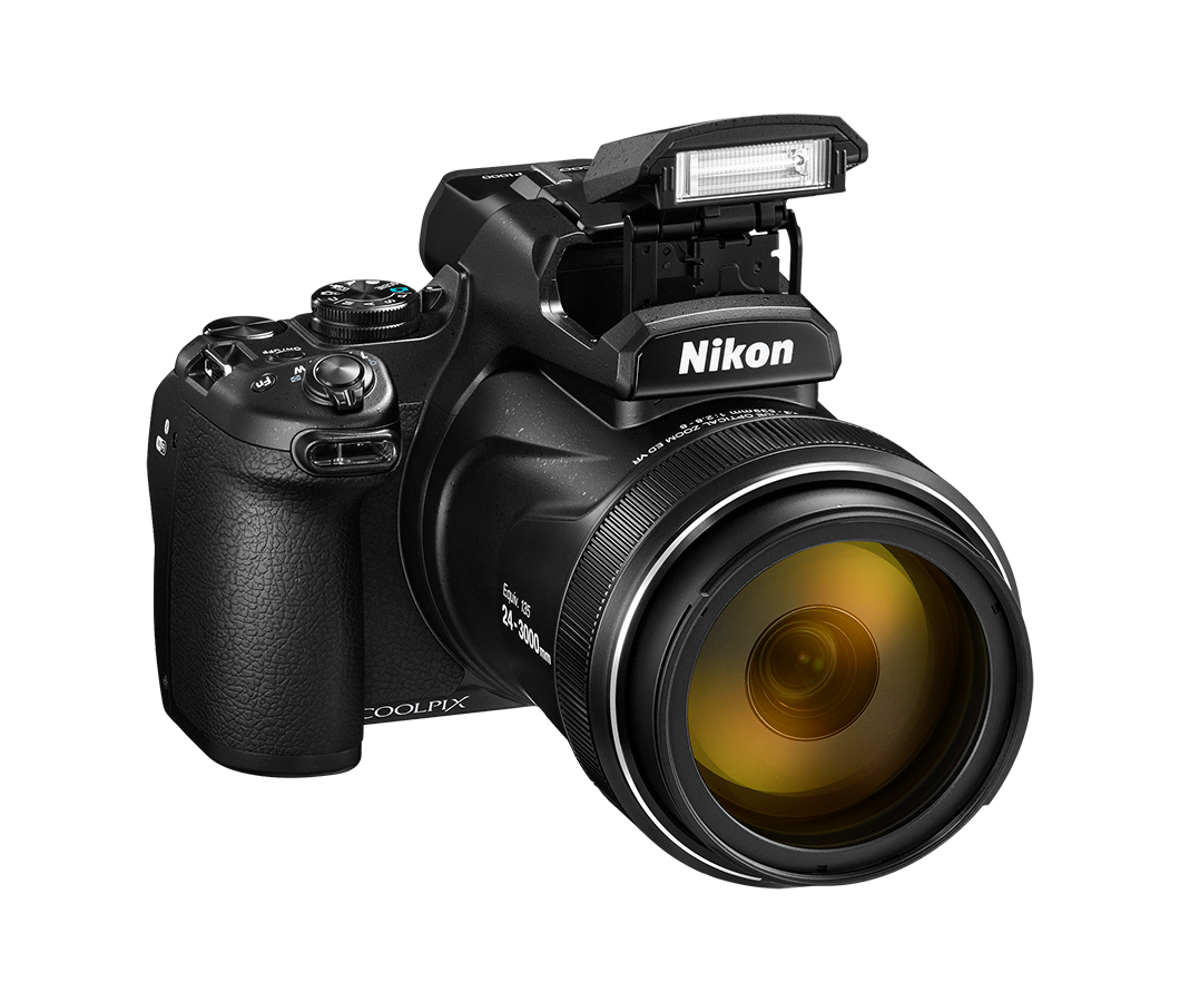 Nikon Coolpix Kamera, schwarz, mit großem Objektiv und Pop-up-Blitz oben.