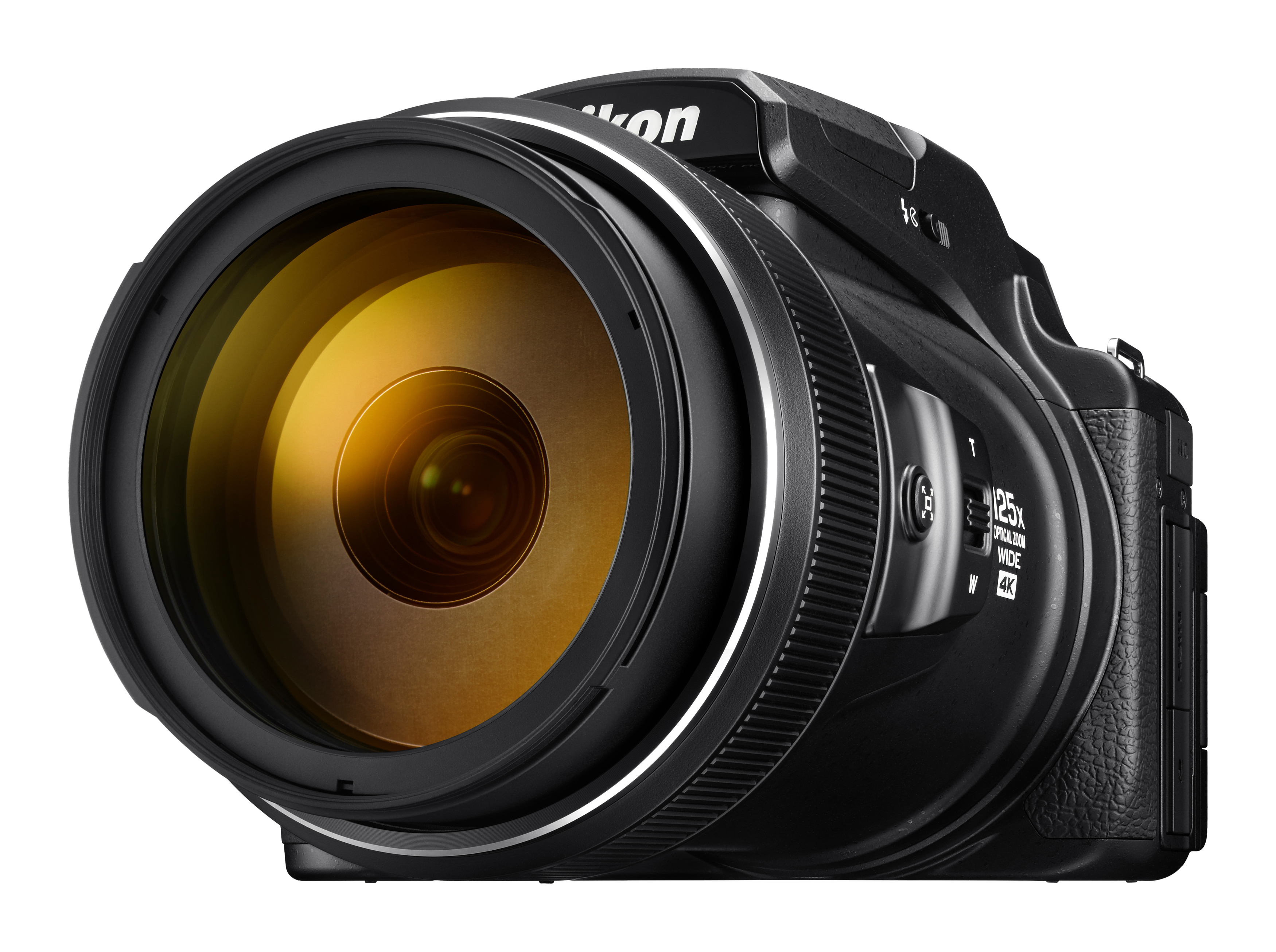 Eine schwarze Nikon-Kamera mit großem Objektiv. Das Objektiv ist gelb, die Kamera steht auf weißem Grund.