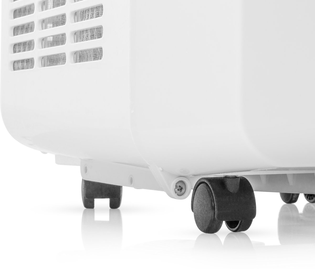 Vue grand angle d'un refroidisseur d'air blanc sur roues. Des roues noires sont fixées.
