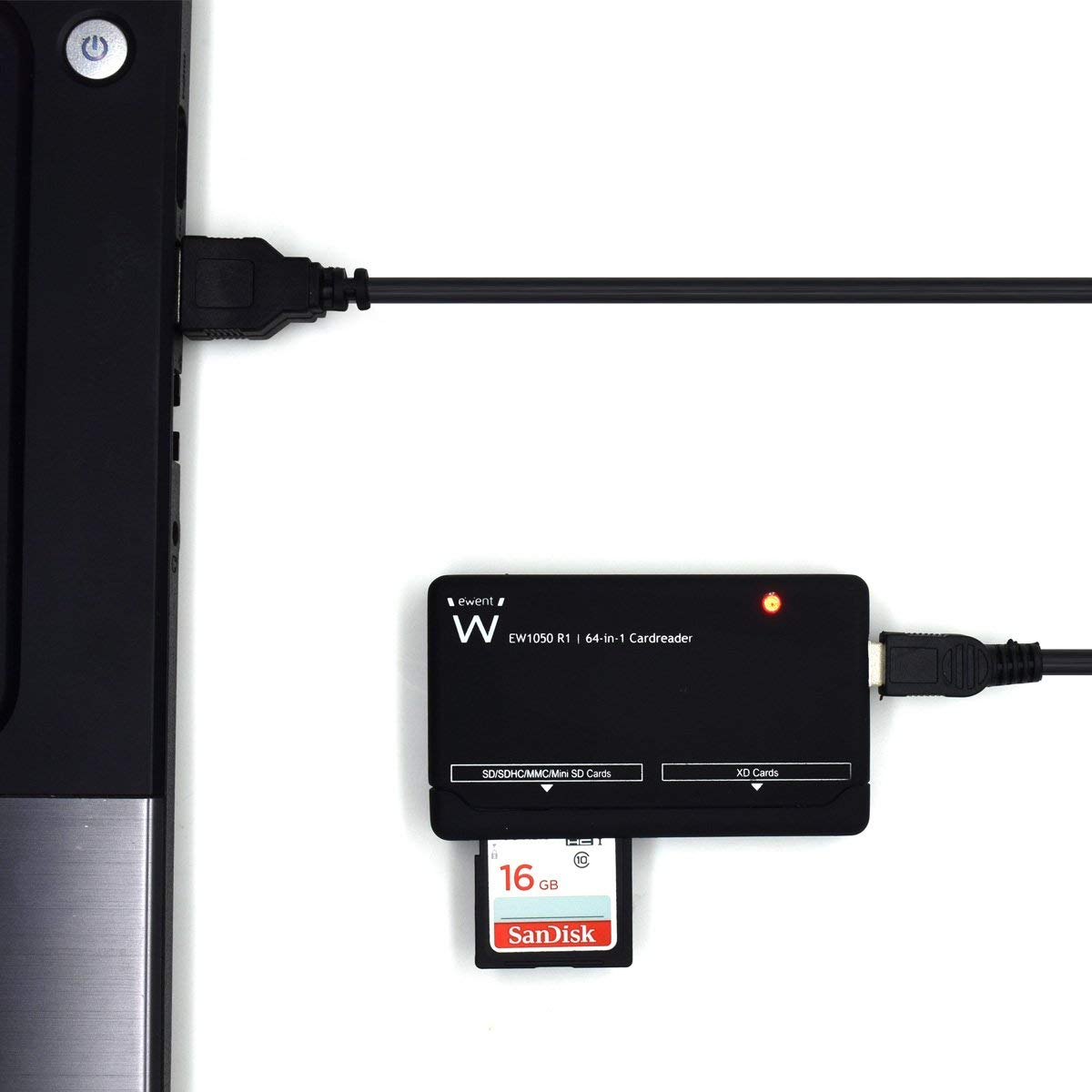 Fekete kártyaolvasó számítógéphez csatlakoztatva, SanDisk SD kártya behelyezve.