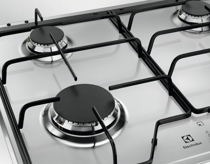 Egy rozsdamentes acél főzőlap négy fekete égővel. Az Electrolux logója látható.