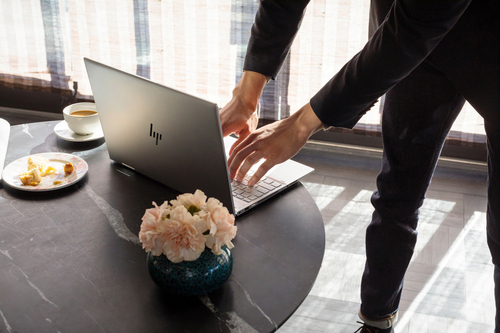 HP ENVY X360 15-cn0302ng - 15,6 Zoll - Intel® Core™ i5 i5-8250U - 8 GB - 1 TB - NVIDIA - Windows 10 Home (64 Bit)