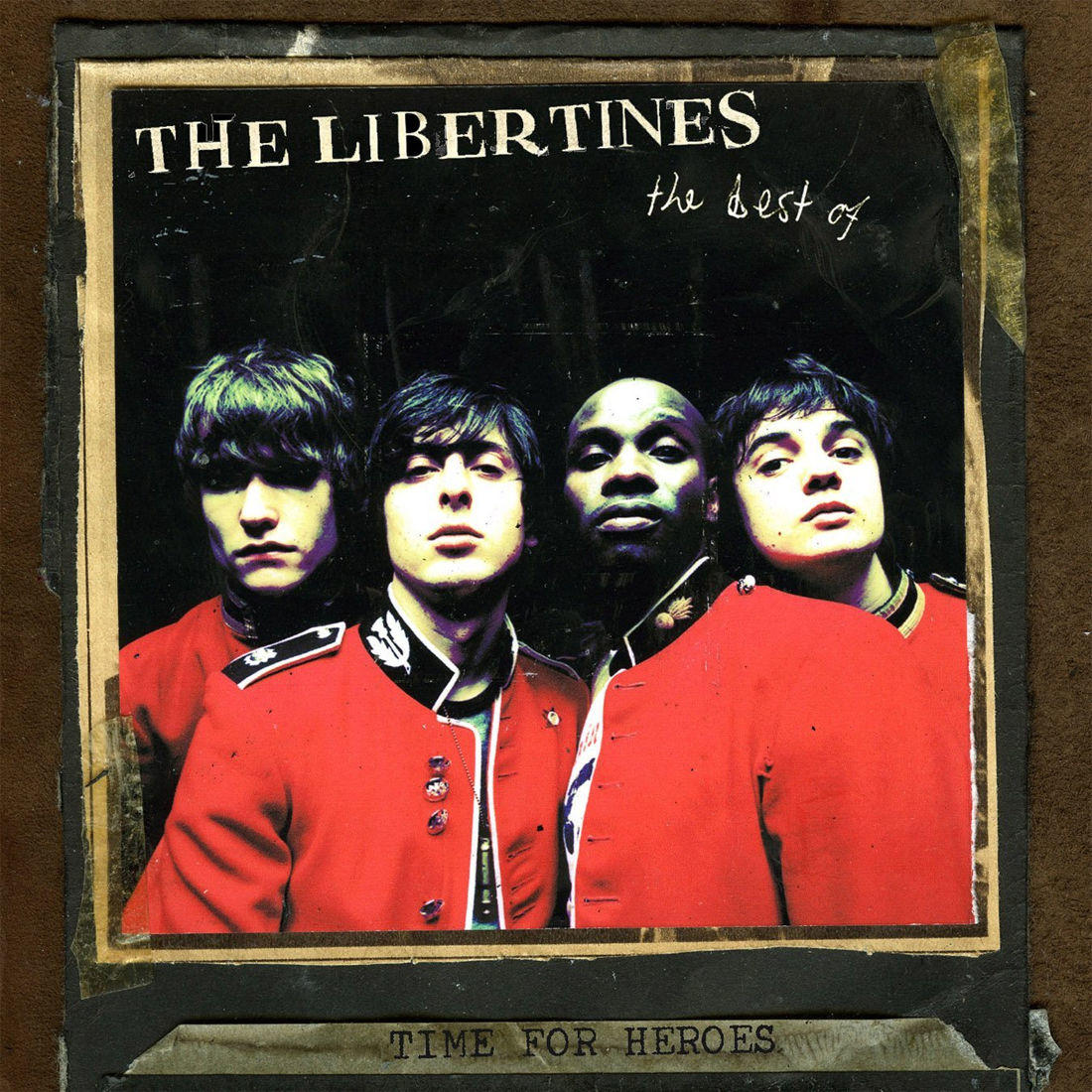 Das Albumcover von The Libertines. Vier Männer in roten Jacken, schwarzer Hintergrund. Text: The Best Of, Time For Heroes.