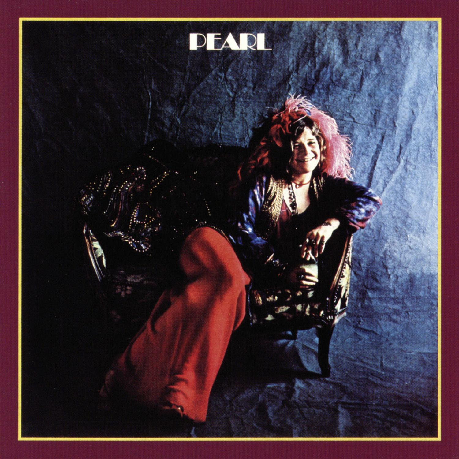 Albumcover: Janis Joplin, eine Frau mit gefiederten Haaren, lächelnd, auf einem Sofa sitzend, roter und dunkler Hintergrund.