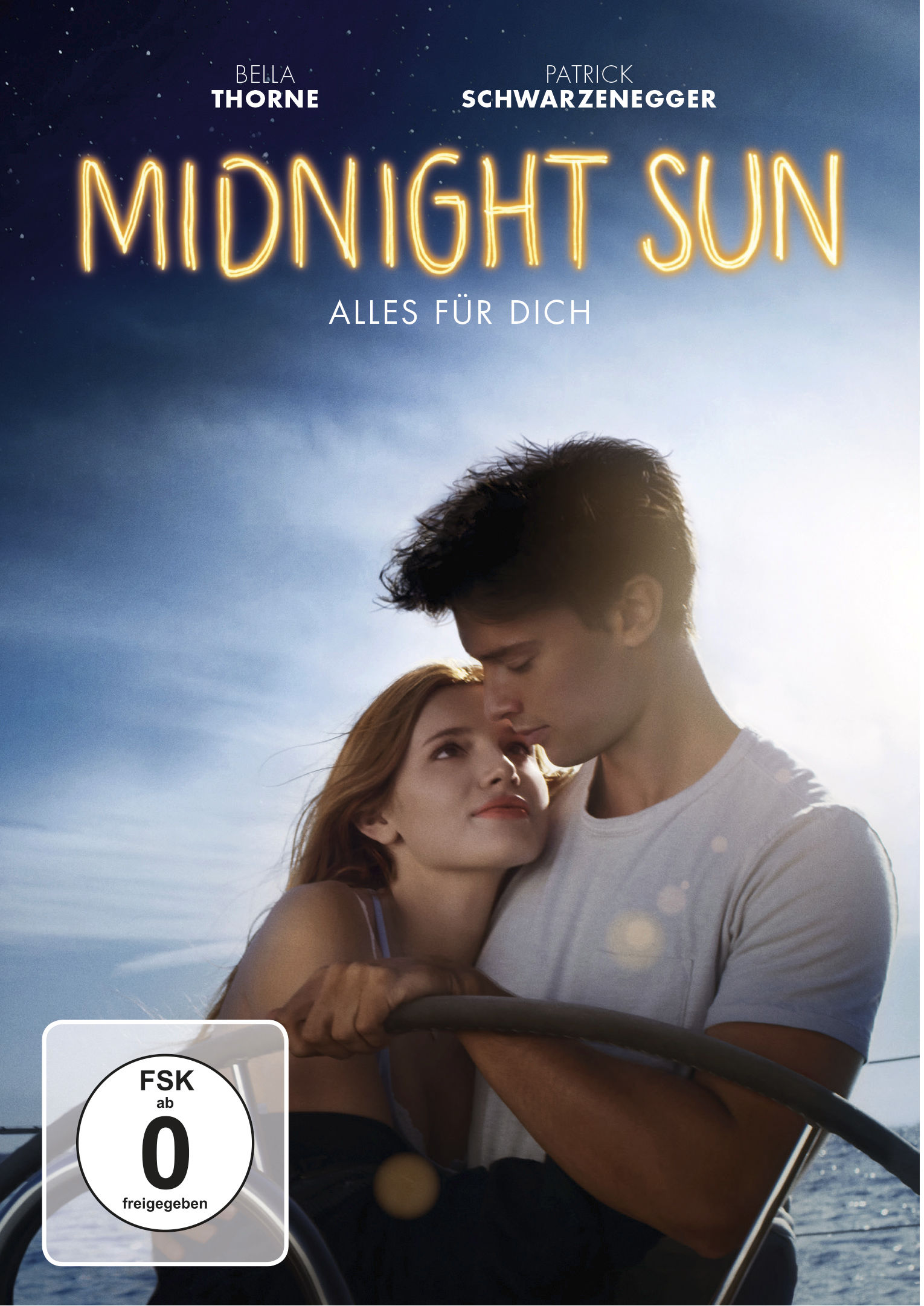 Filmcover: Paar auf dem Boot, Titel MIDNIGHT SUN. Schauspieler Bella Thorne und Patrick Schwarzenegger. Blauer Himmel Hintergrund.