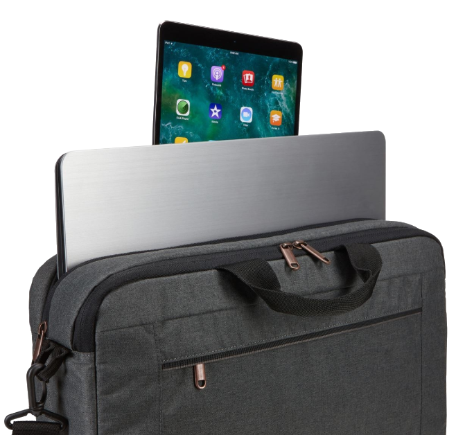 Egy szürke laptop táska laptop-pal és tablettel benne. A táskának vállpántja van.