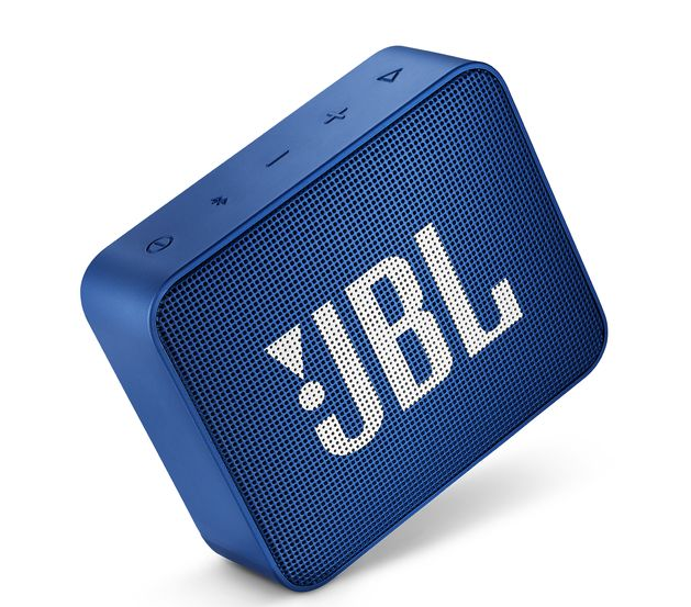 Mavi JBL hoparlör. File ön yüz, beyaz logo. Beyaz zemin üzerinde açılı görünüm.