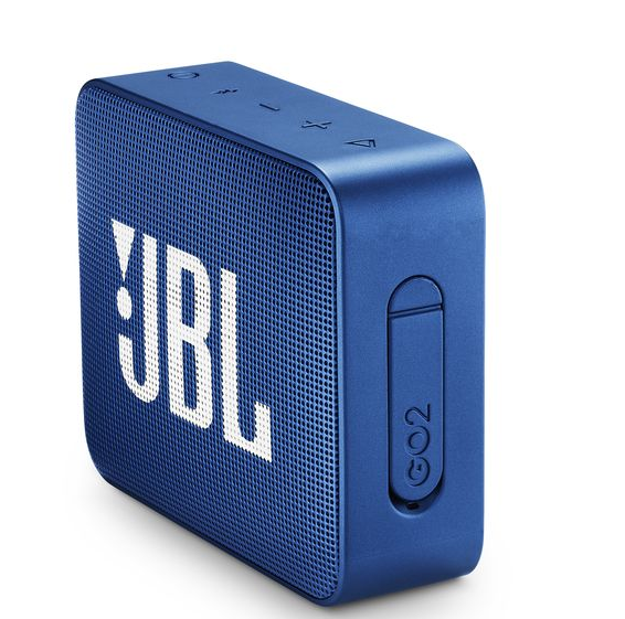 Mavi JBL Go 2 hoparlör. Ön tarafta beyaz JBL logosu. Üstte düğmeler ve yan tarafta GO2 düğmesi. Beyaz arka plan.