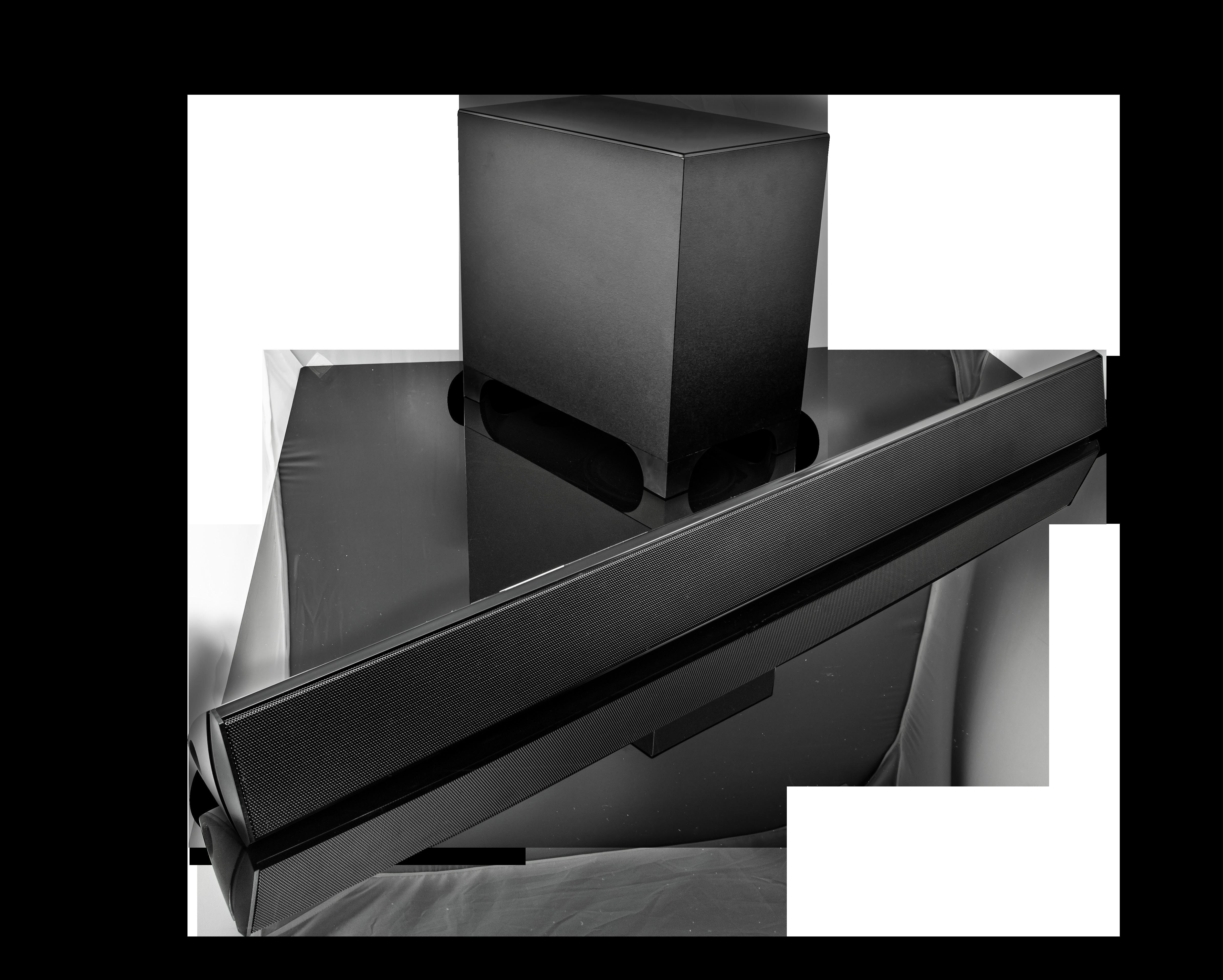 Schwarze Soundbar und Subwoofer auf einer reflektierenden Oberfläche.