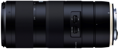 Zwarte cameralens met focus- en stabilisatiebediening. Toont brandpuntsafstanden en heeft een zilveren en witte ring.