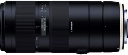 Een zwarte Tamron 70-210mm f/4 Di VC USD lens. Het heeft focus- en zoomringen. De lens is cilindrisch met markeringen en tekst.