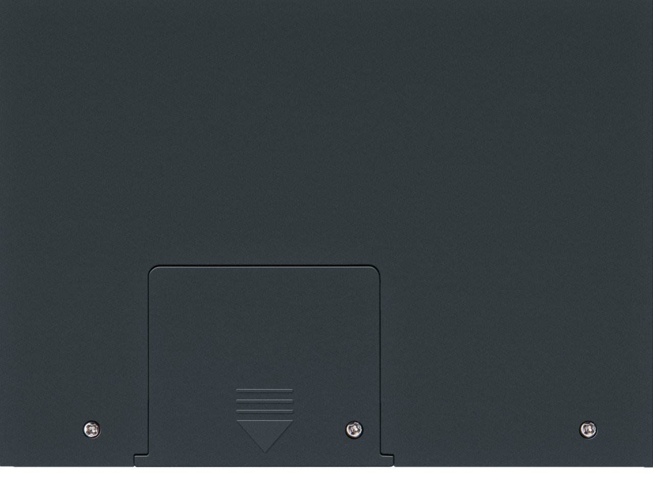 Sötétszürke téglalap alakú panel csavarokkal. Egy kis ajtó látható, háromszög jellel.