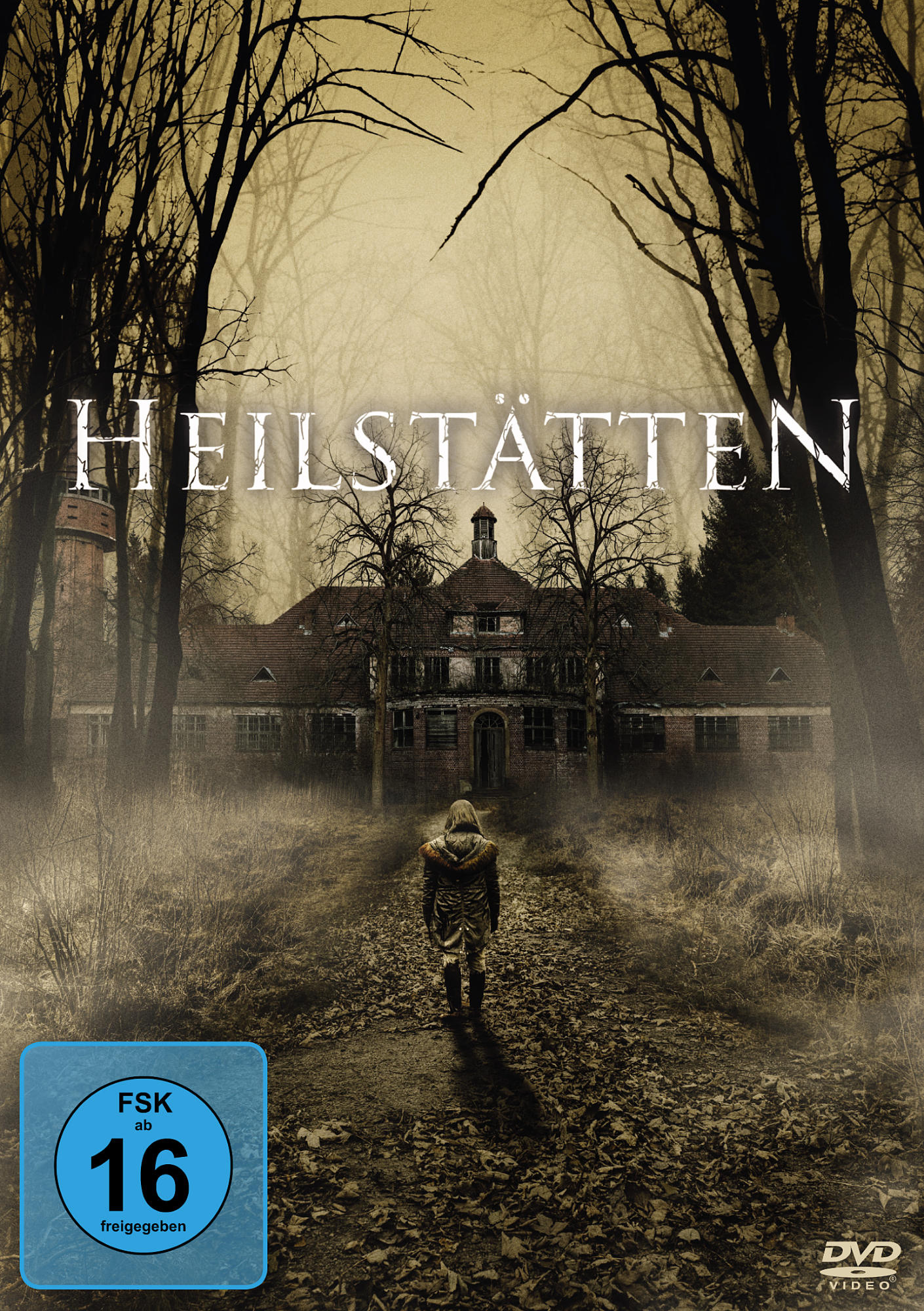 Filmplakat, Heilstatten, Figur geht auf einem nebligen Pfad auf Gebäude zu.