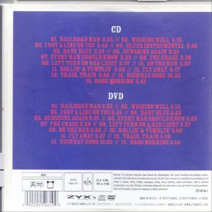 Rückseite einer CD mit Titellisten. Roter Text auf blauem Hintergrund. Enthält CD- und DVD-Tracklisten.