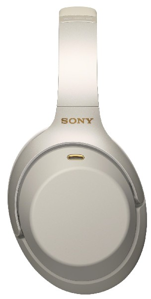 Silberne Sony-Kopfhörer. Goldenes Sony-Logo oben. Die Ohrmuscheln sind oval.