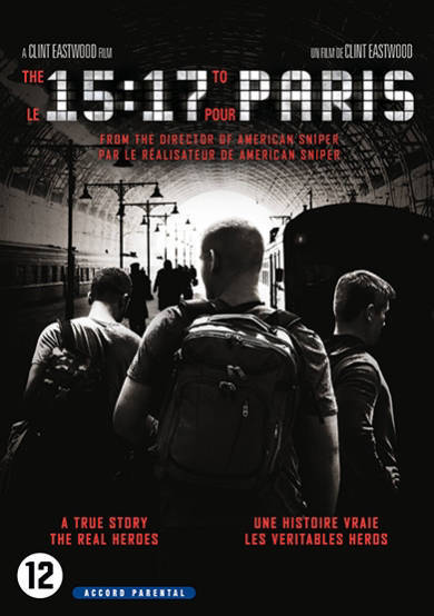 Trois hommes avec des sacs à dos marchent sur un quai de gare. Affiche du film '15:17 pour Paris'.