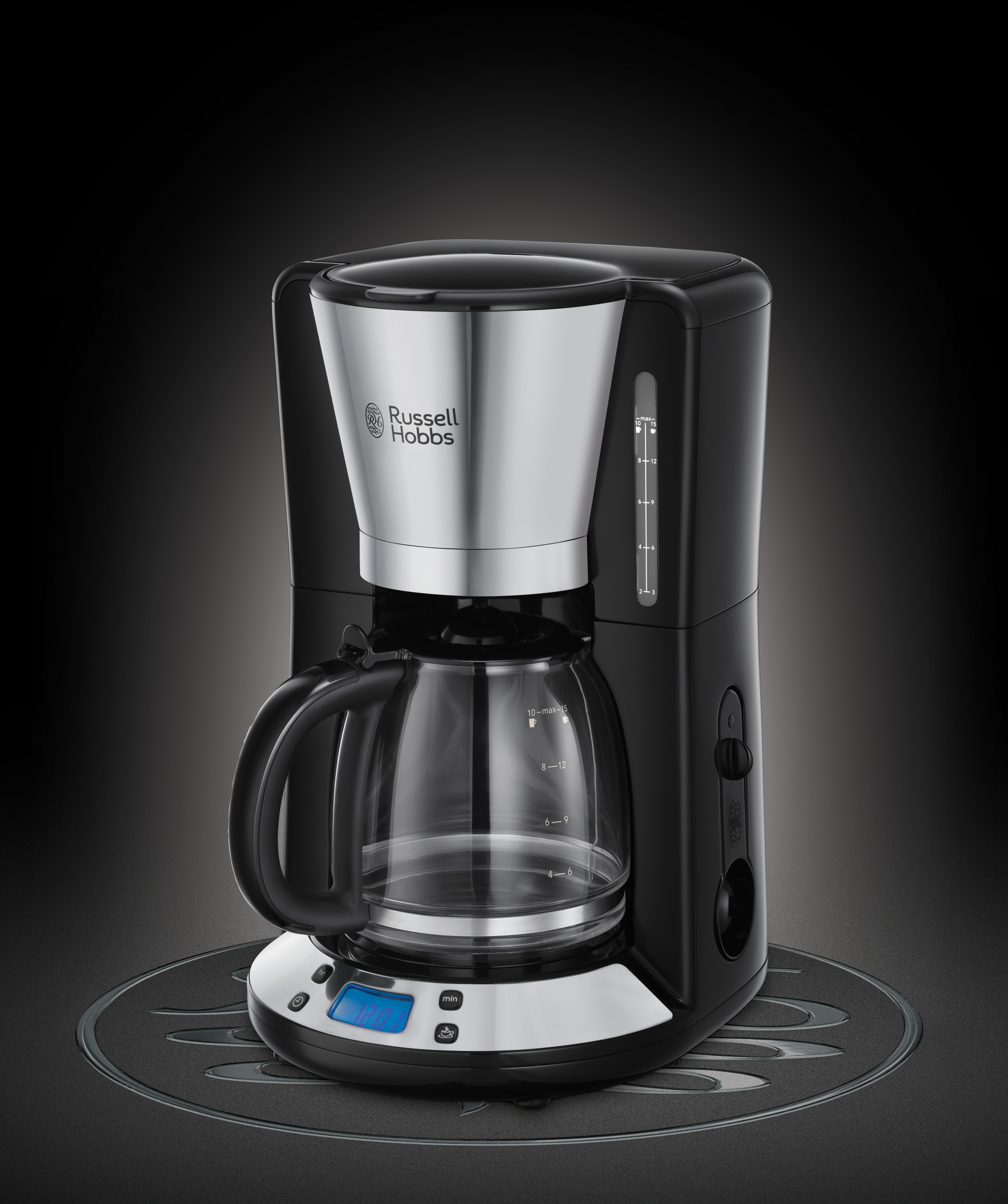 Eine schwarz-silberne Kaffeemaschine von Russell Hobbs. Die Glaskaraffe ist sichtbar, ebenso wie die Bedienelemente.