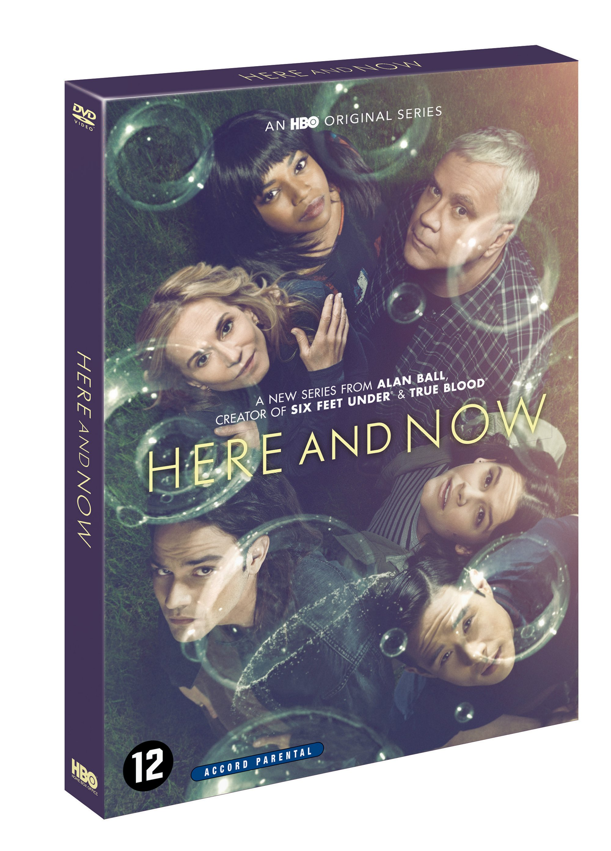 Couverture DVD de la série 'Here and Now'. Présente un groupe de personnes et un logo HBO.