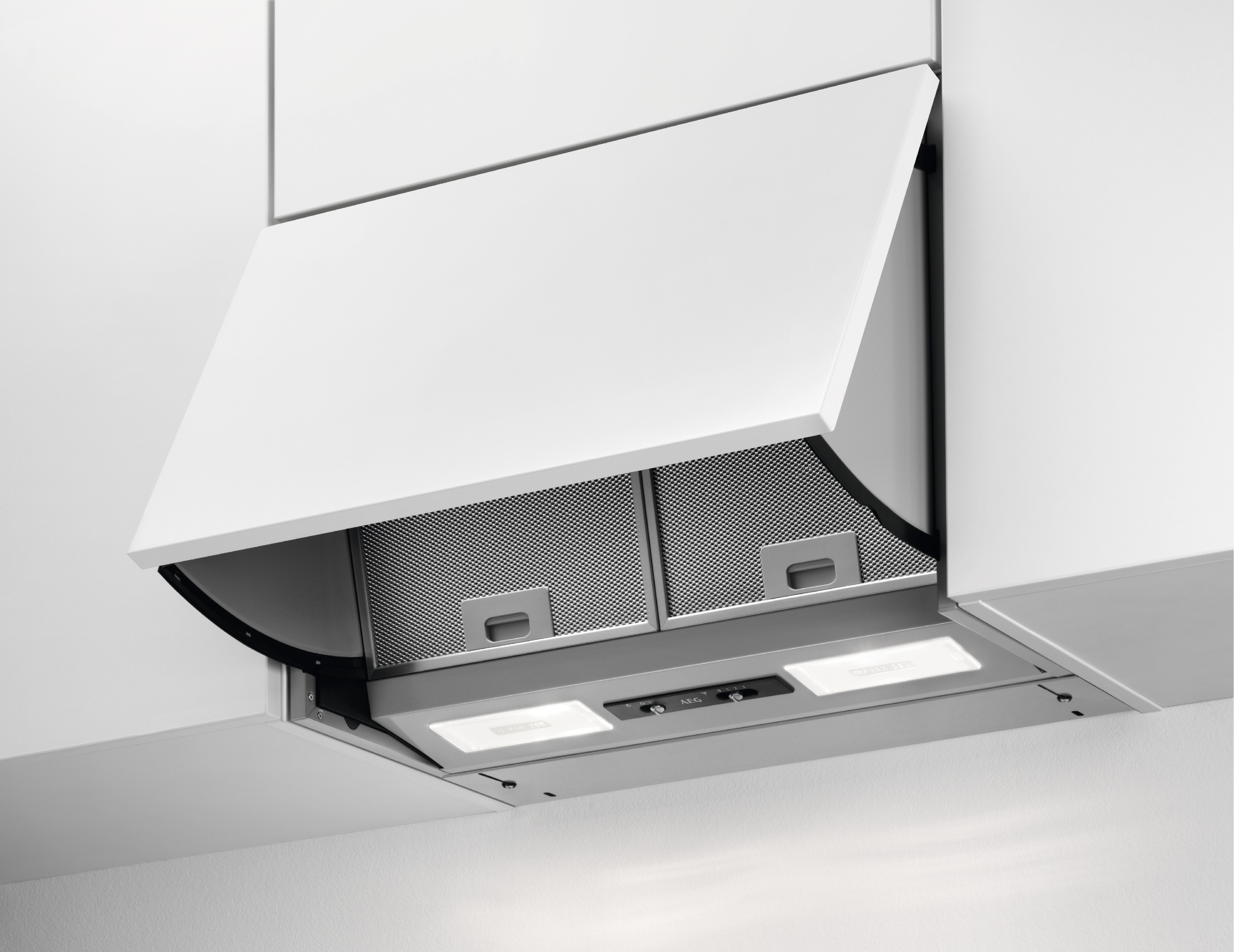 Eine weiße Dunstabzugshaube mit hochgeklapptem Panel, die das Innere mit Filtern und Lichtern zeigt.