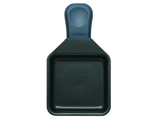 Zwarte raclettepan met handvat. Vierkante vorm met gebogen handvat.