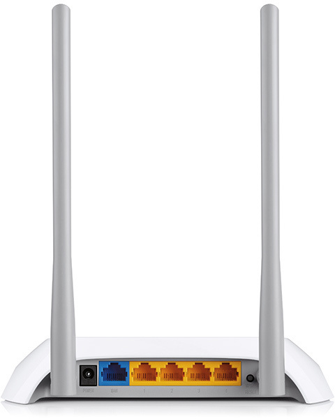 Fehér router két antennával és a hátoldalon lévő portokkal, internetkapcsolathoz.