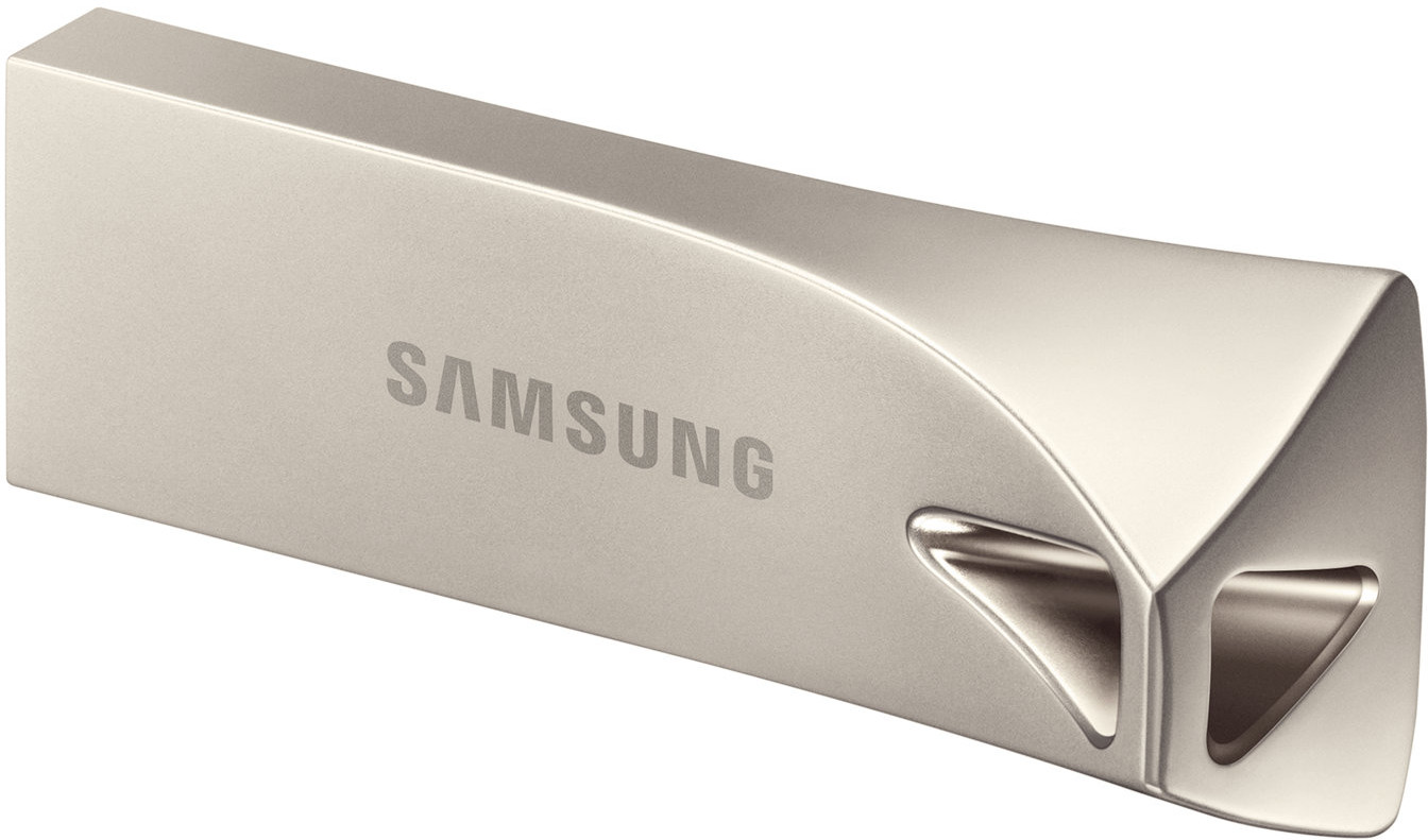 Clé USB Samsung argentée avec la marque, en angle sur fond blanc.